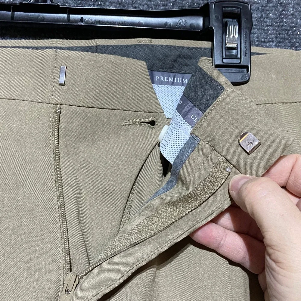 Haggar Mens Premium Comfort Dress Pant Classic Fit Pleated Khaki 38W 32L‎ NWT